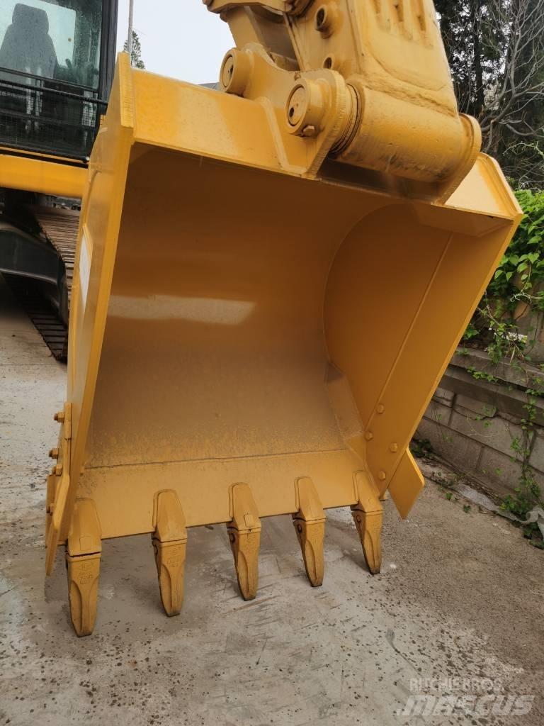 Komatsu PC 220-7 حفارات زحافة