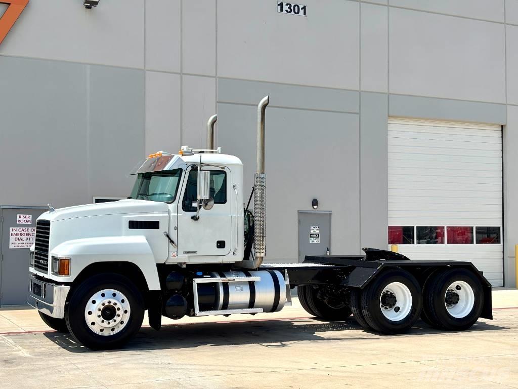 Mack Pinnacle 64T وحدات الجر