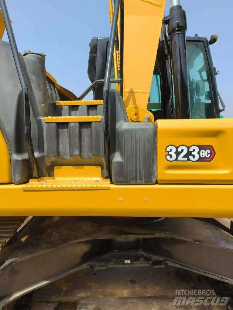 CAT 323 GC حفارات زحافة