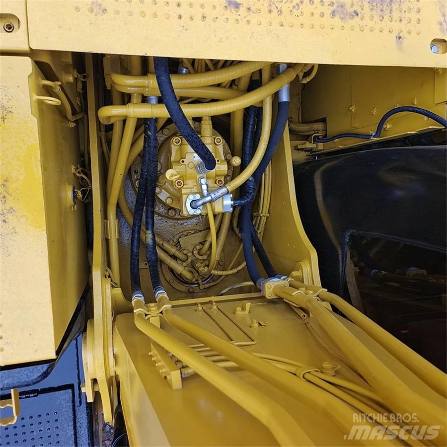 CAT 320 D حفارات زحافة