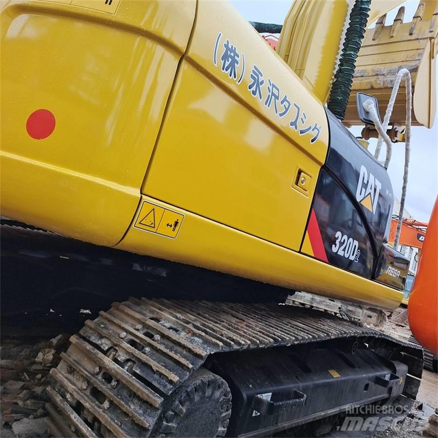 CAT 320 D حفارات زحافة