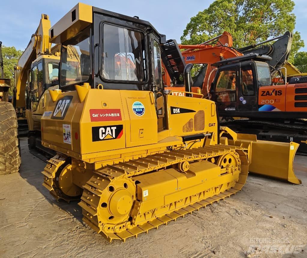 CAT D 5 K بلدوزرات مجنزرة