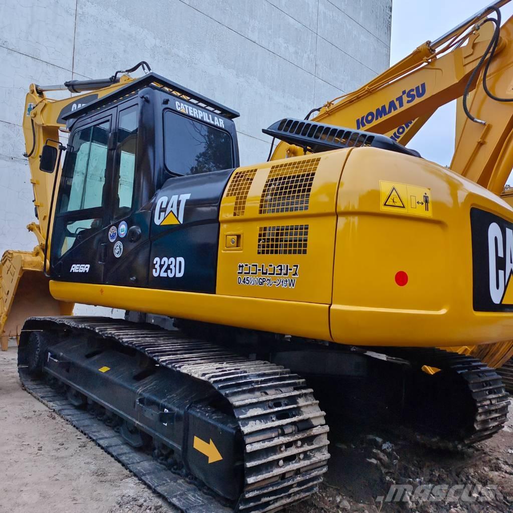 CAT 323 حفارات زحافة