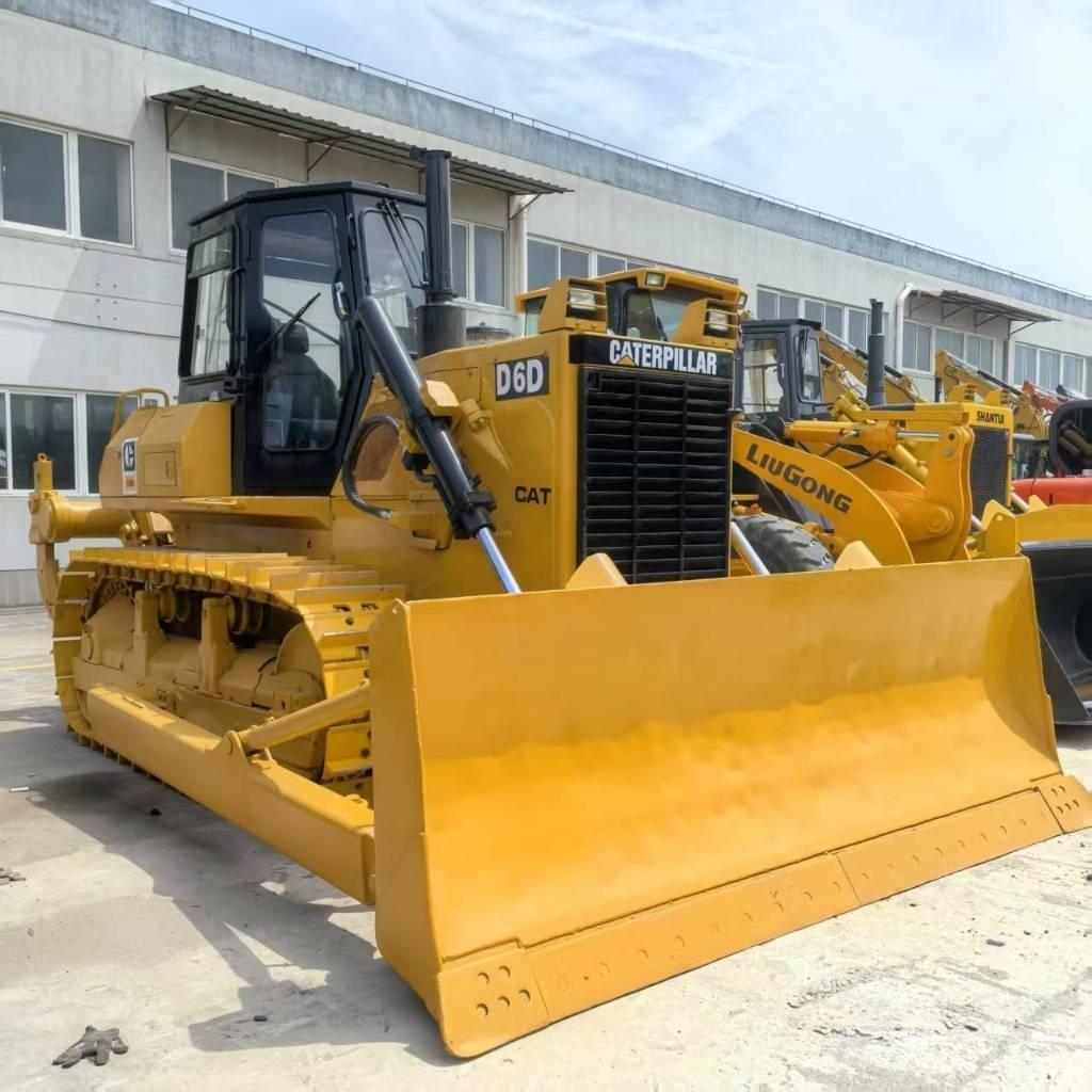 CAT D 6 D بلدوزرات مجنزرة