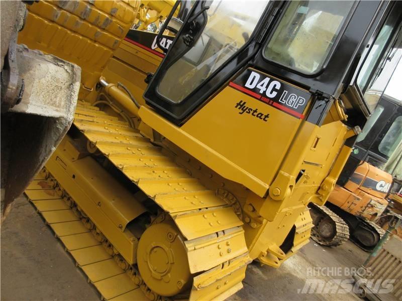CAT D 4 C بلدوزرات مجنزرة