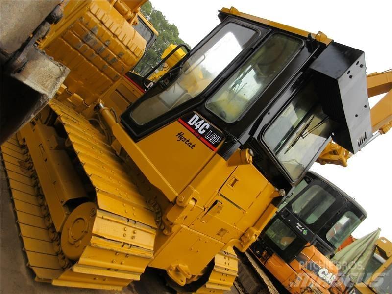 CAT D 4 C بلدوزرات مجنزرة