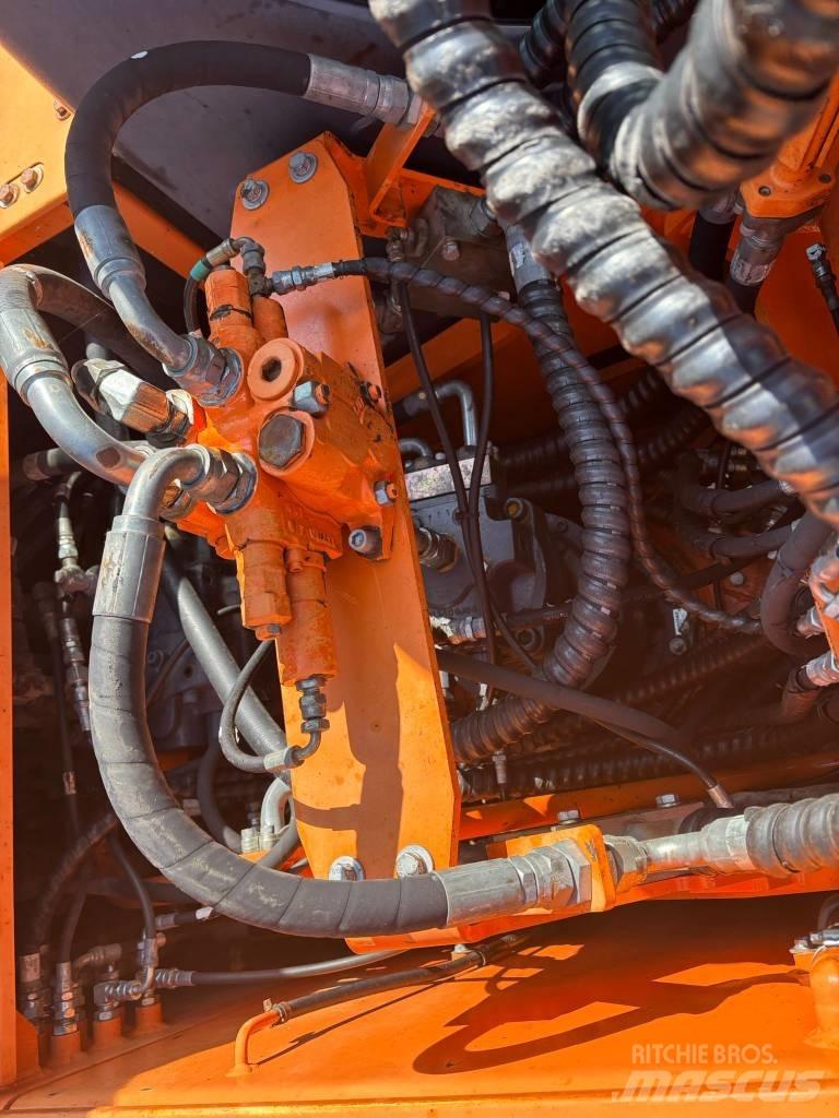 Doosan DX 210 W حفارات بعجل