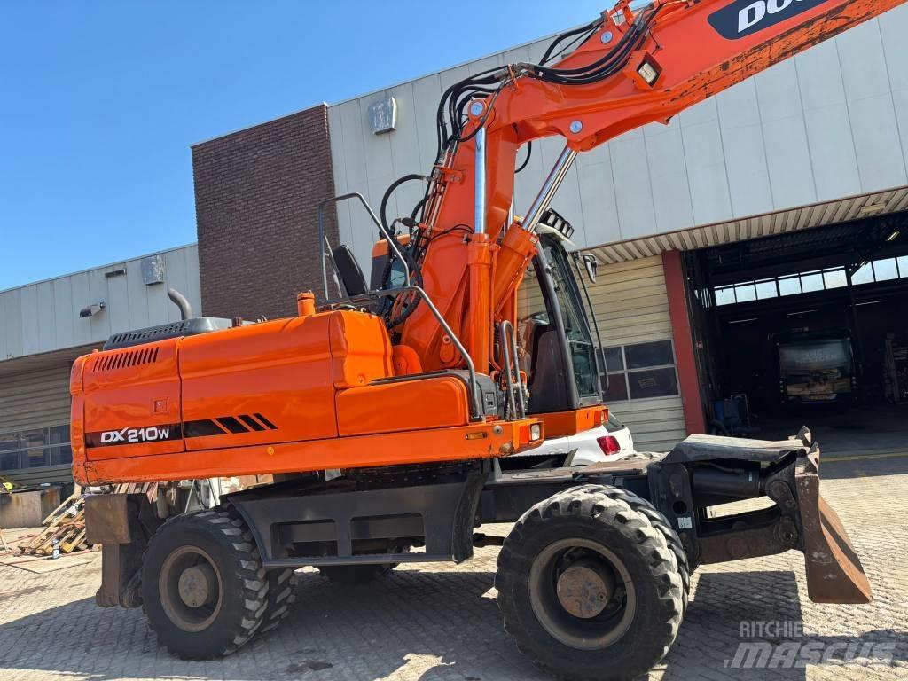 Doosan DX 210 W حفارات بعجل