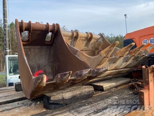 Komatsu PC 210 LC-8 حفارات زحافة