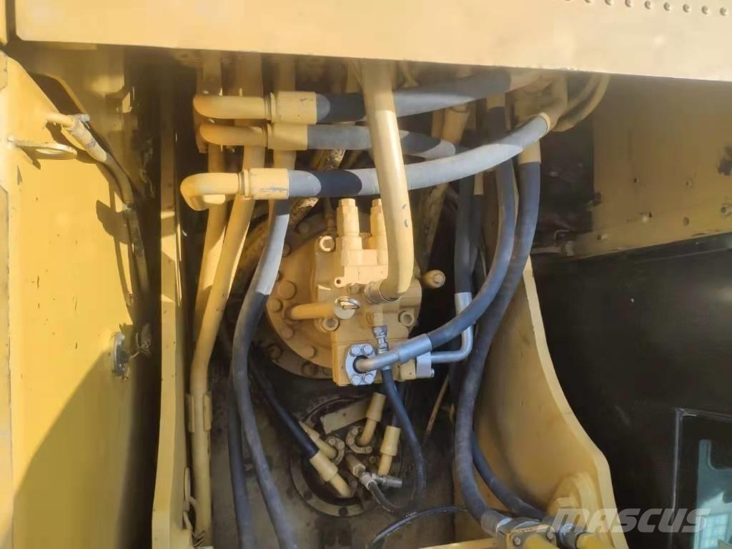 CAT 320 B حفارات زحافة