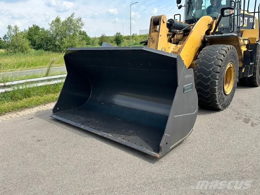 CAT 950K لوادر بعجل