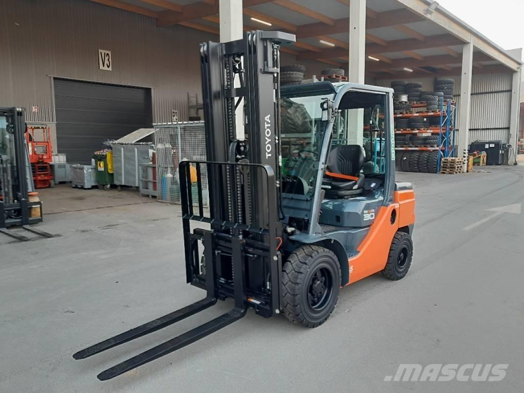 Toyota 52-8 FDF 30 شاحنات الديزل