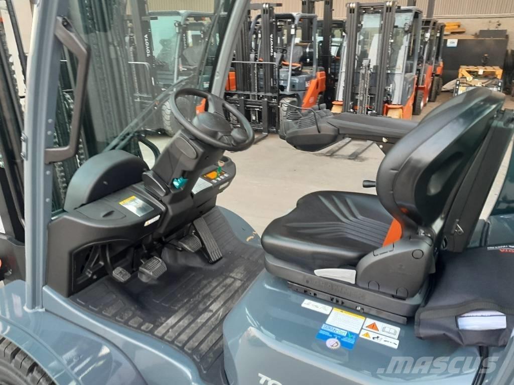 Toyota 52-8 FDF 30 شاحنات الديزل