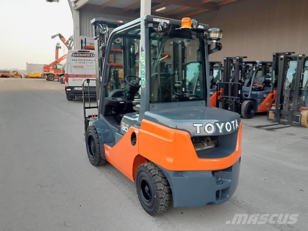 Toyota 52-8 FDF 30 شاحنات الديزل