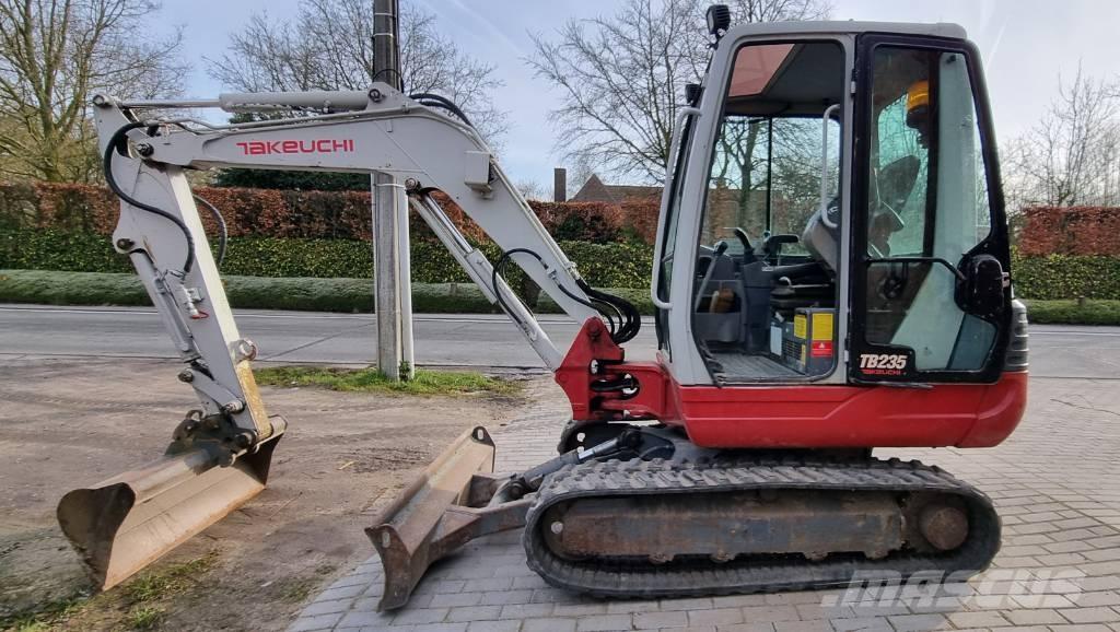 Takeuchi TB 235 حفارات زحافة