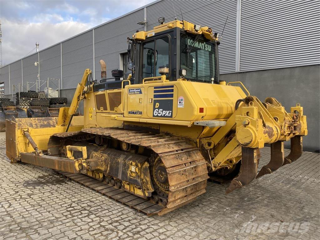 Komatsu D65PXI-18 بلدوزرات مجنزرة