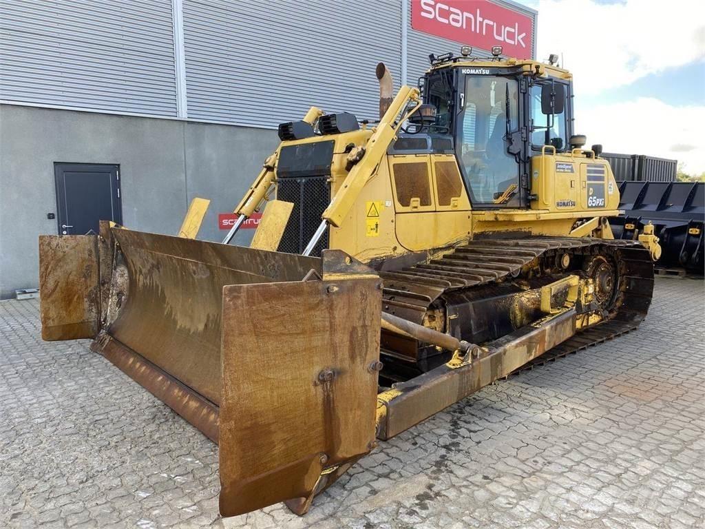Komatsu D65PXI-18 بلدوزرات مجنزرة