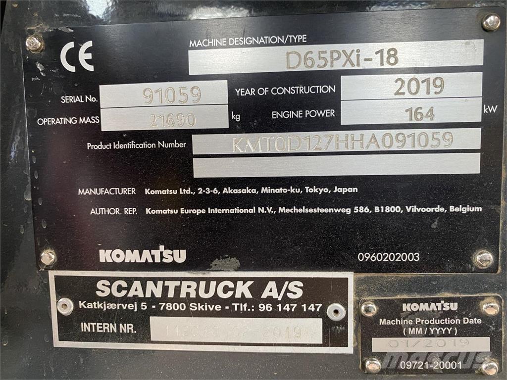 Komatsu D65PXI-18 بلدوزرات مجنزرة