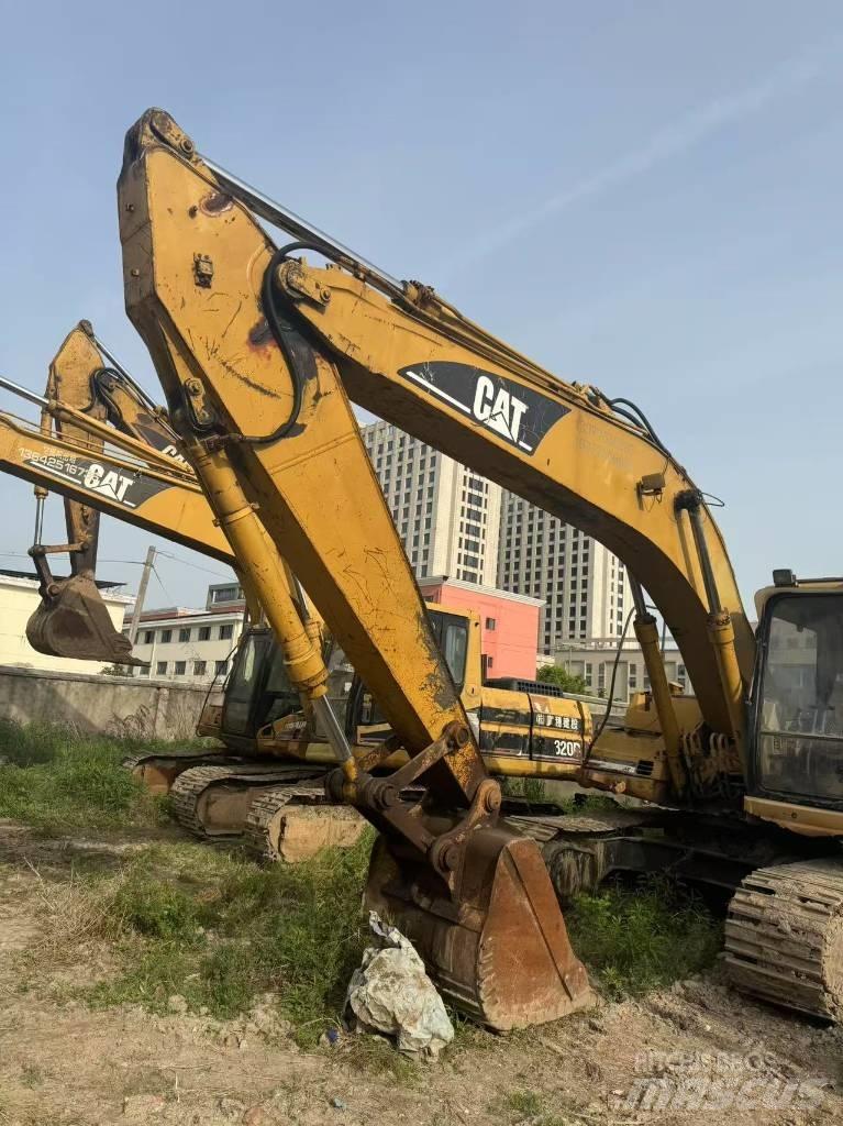 CAT 320 B L حفارات زحافة
