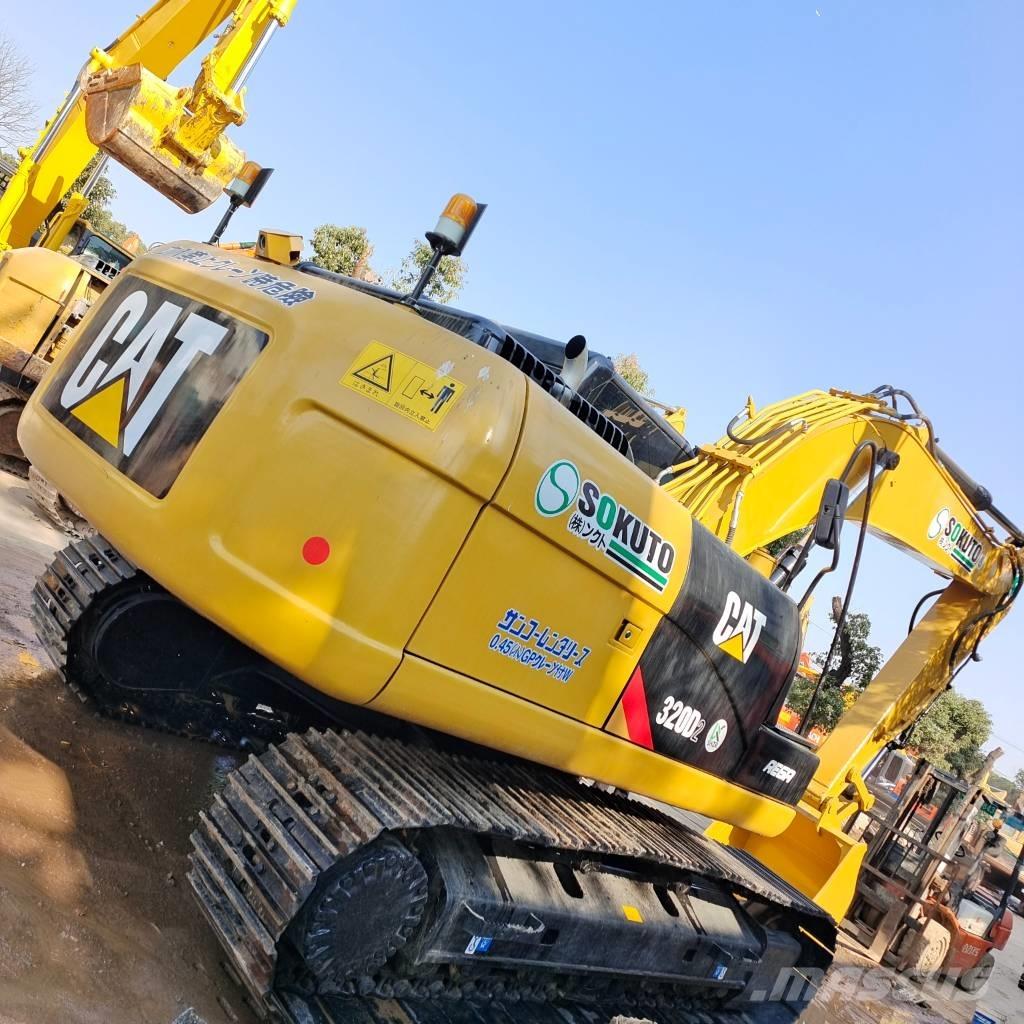 CAT 320 D2 حفارات زحافة