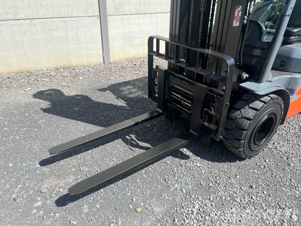 Toyota 02-8 FDF 25 شاحنات الديزل