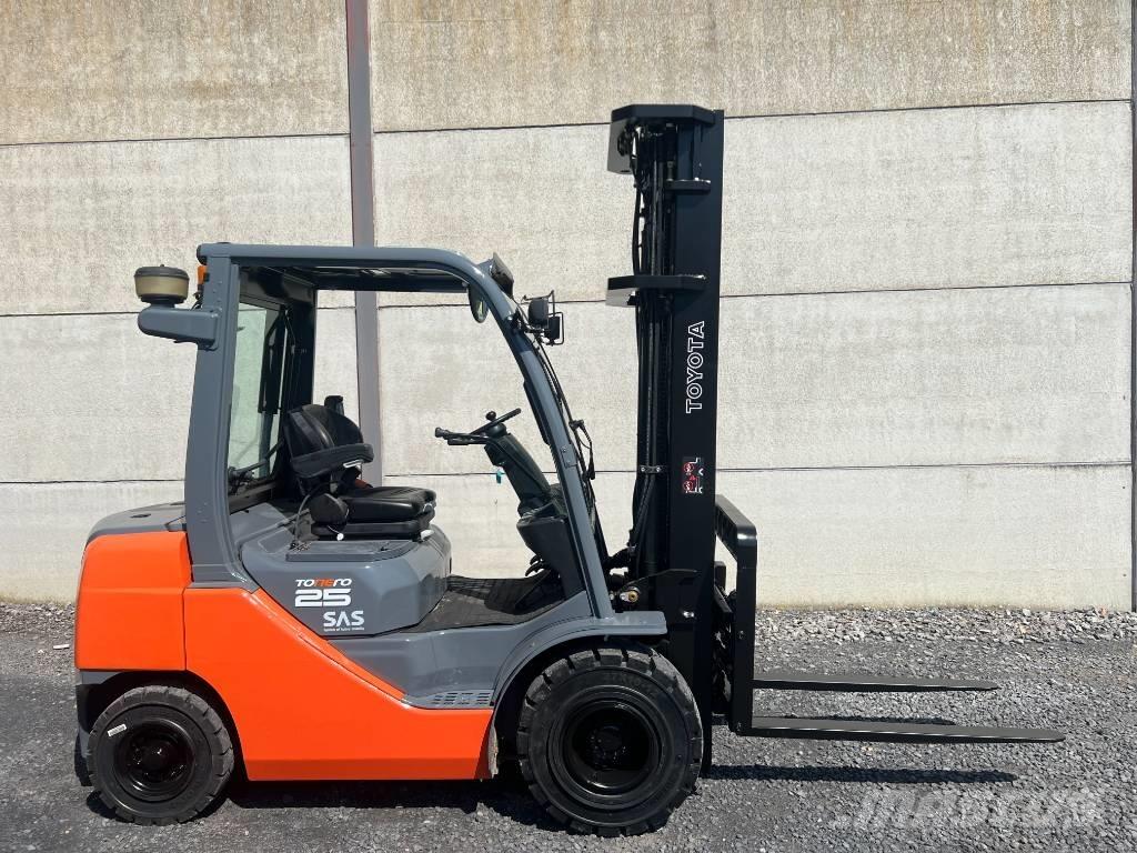 Toyota 02-8 FDF 25 شاحنات الديزل