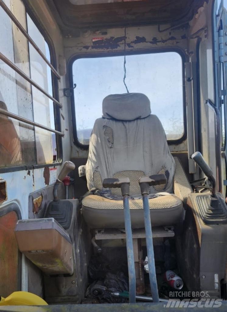 Hitachi EX 200 LC حفارات زحافة