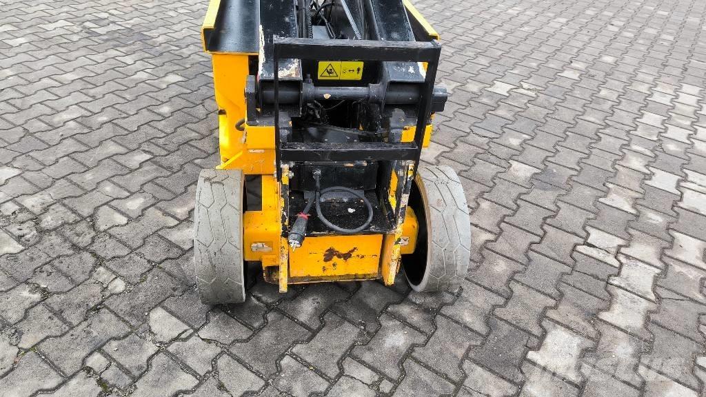 JLG 2030 ES رافعات مقصية الشكل