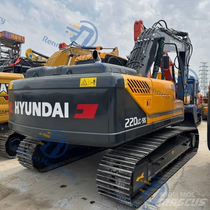 Hyundai R220-9S حفارات زحافة