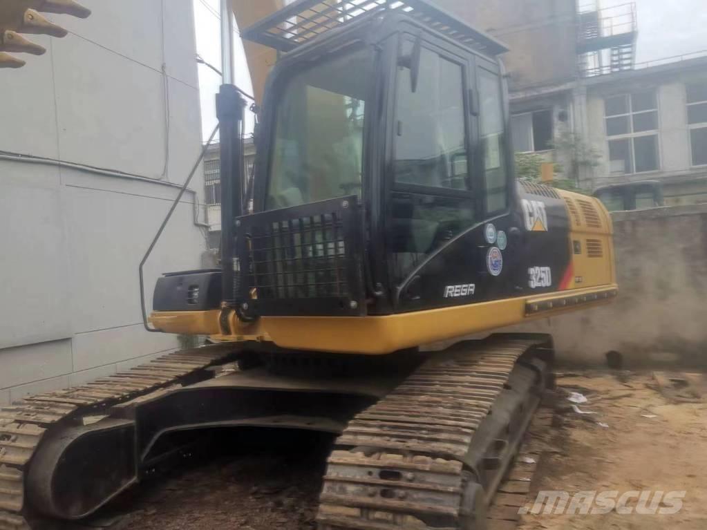 CAT 325 D حفارات زحافة
