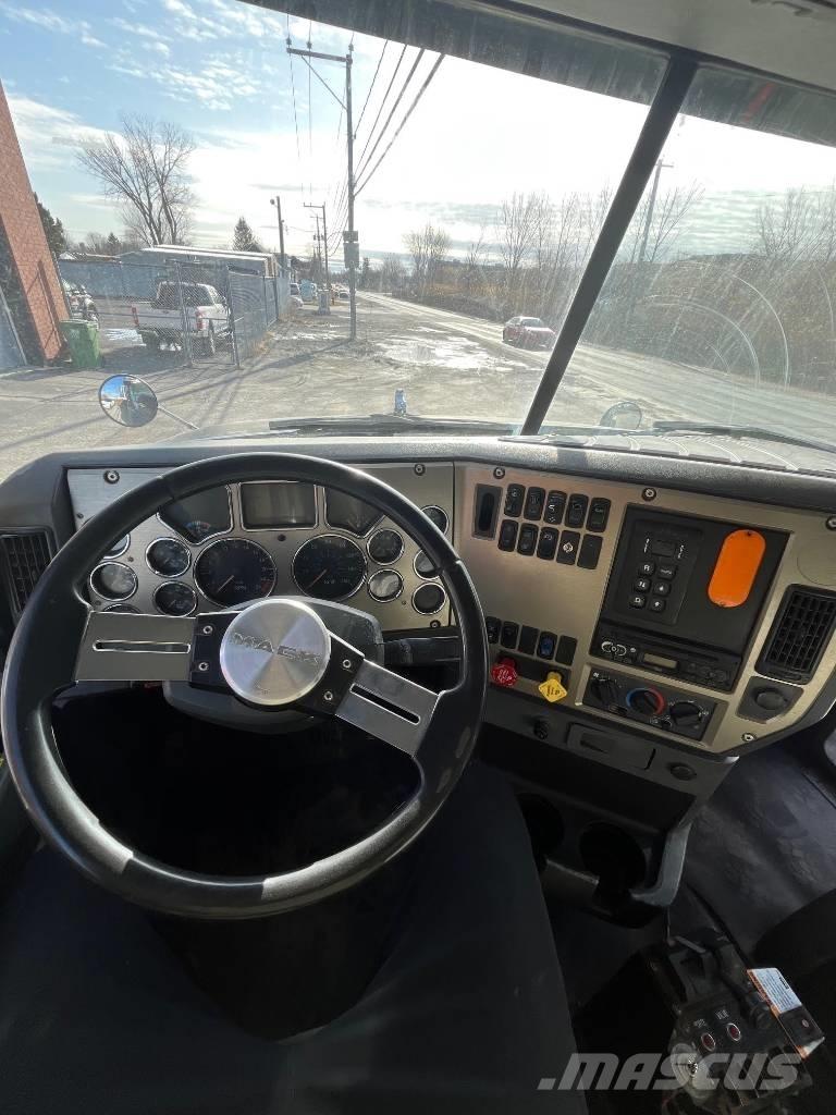 Mack GU813 شاحنات قلابة
