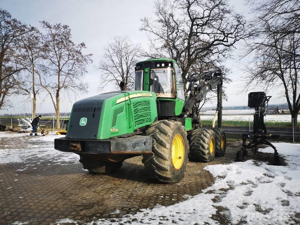 John Deere 1170 E قاطعات وناقلات الأشجار