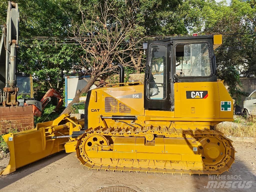 CAT D 5 K بلدوزرات مجنزرة