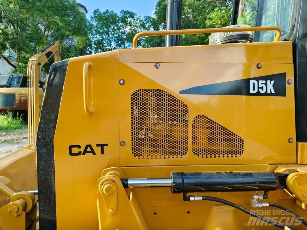 CAT D 5 K بلدوزرات مجنزرة