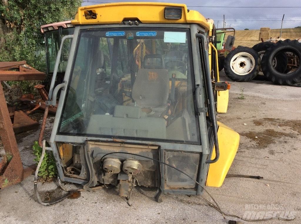 Komatsu WB 97 R كابينة والداخلية