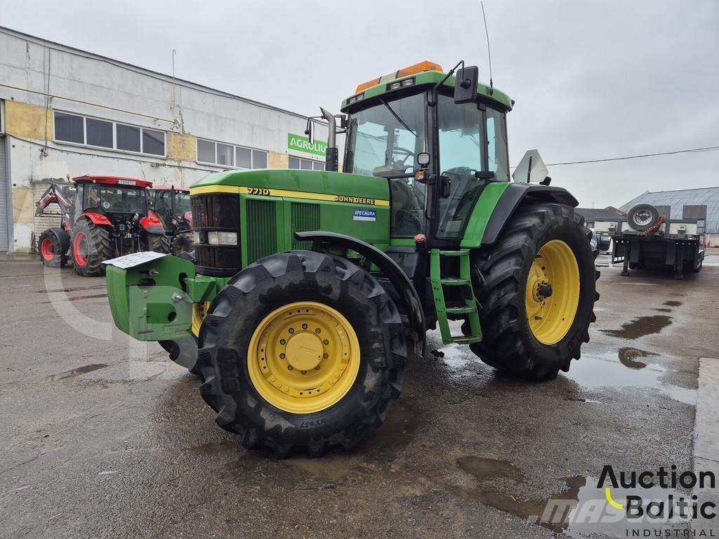 John Deere 7710 الجرارات