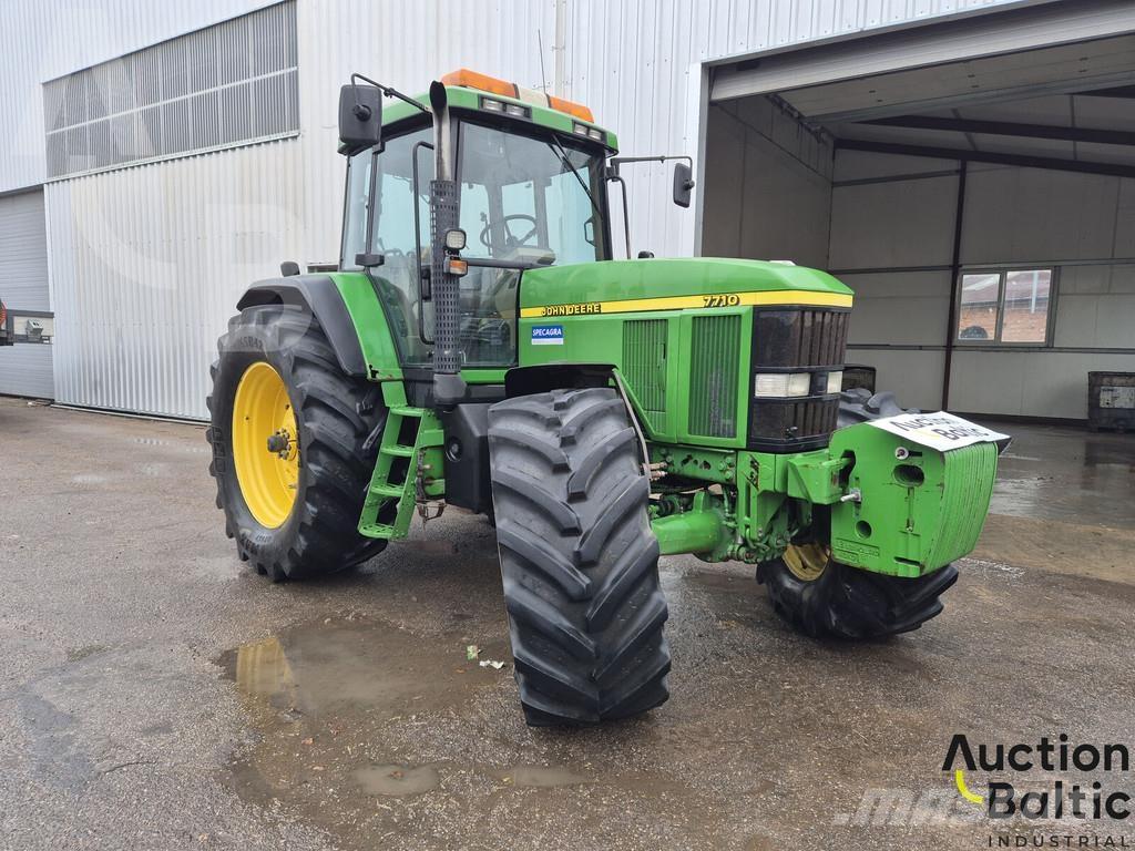 John Deere 7710 الجرارات