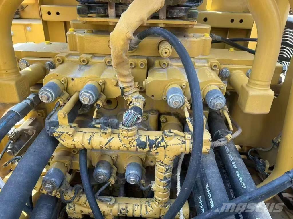 CAT 390 F حفارات زحافة