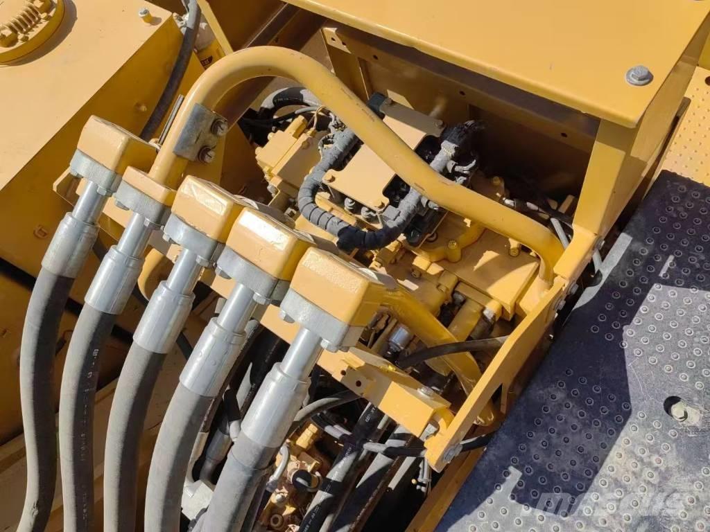 CAT 390 F حفارات زحافة