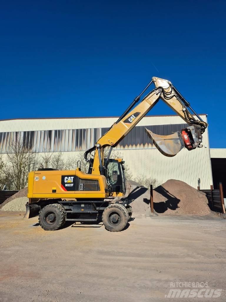 CAT M322F حفارات بعجل