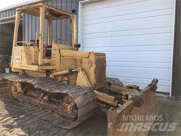 CAT D3B بلدوزرات مجنزرة