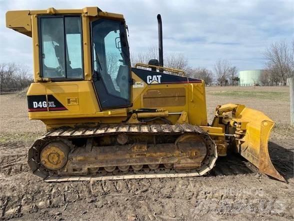 CAT D4G XL بلدوزرات مجنزرة