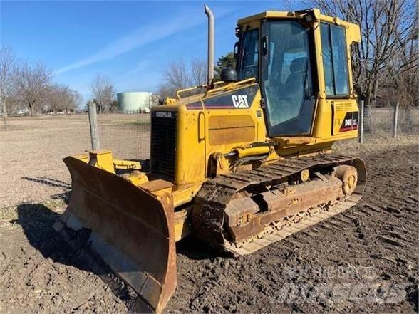 CAT D4G XL بلدوزرات مجنزرة