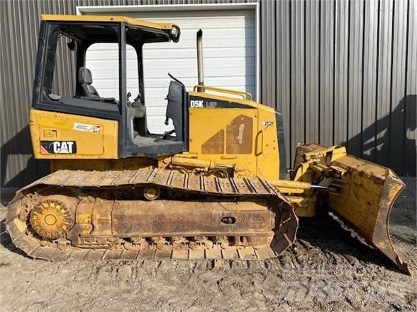 CAT D5K LGP بلدوزرات مجنزرة