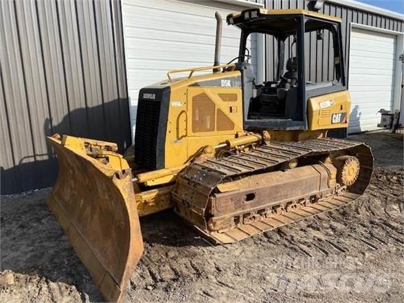 CAT D5K LGP بلدوزرات مجنزرة