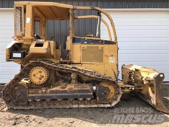 CAT D5M XL بلدوزرات مجنزرة