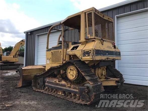 CAT D5M XL بلدوزرات مجنزرة
