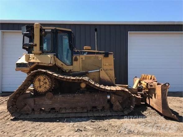 CAT D6M LGP بلدوزرات مجنزرة