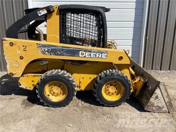 John Deere 317 لوادر انزلاقية التوجيه