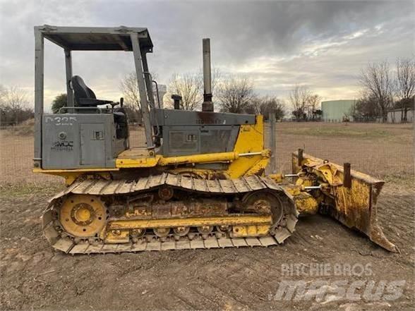 Komatsu D32P-1 بلدوزرات مجنزرة